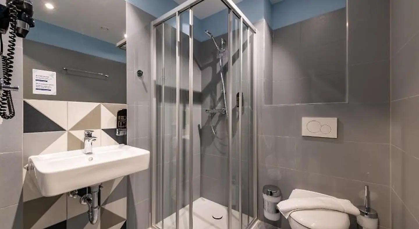 MEININGER Hotel Innsbruck Zentrum Badezimmer