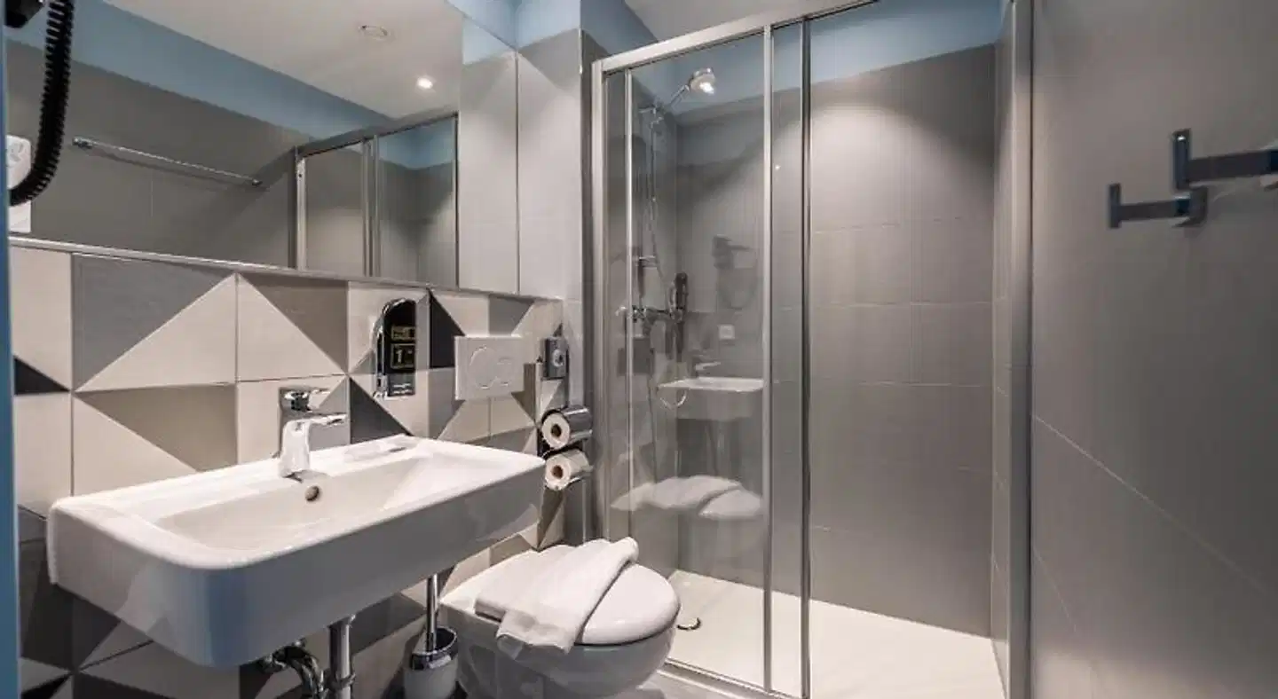 MEININGER Hotel Innsbruck Zentrum Badezimmer