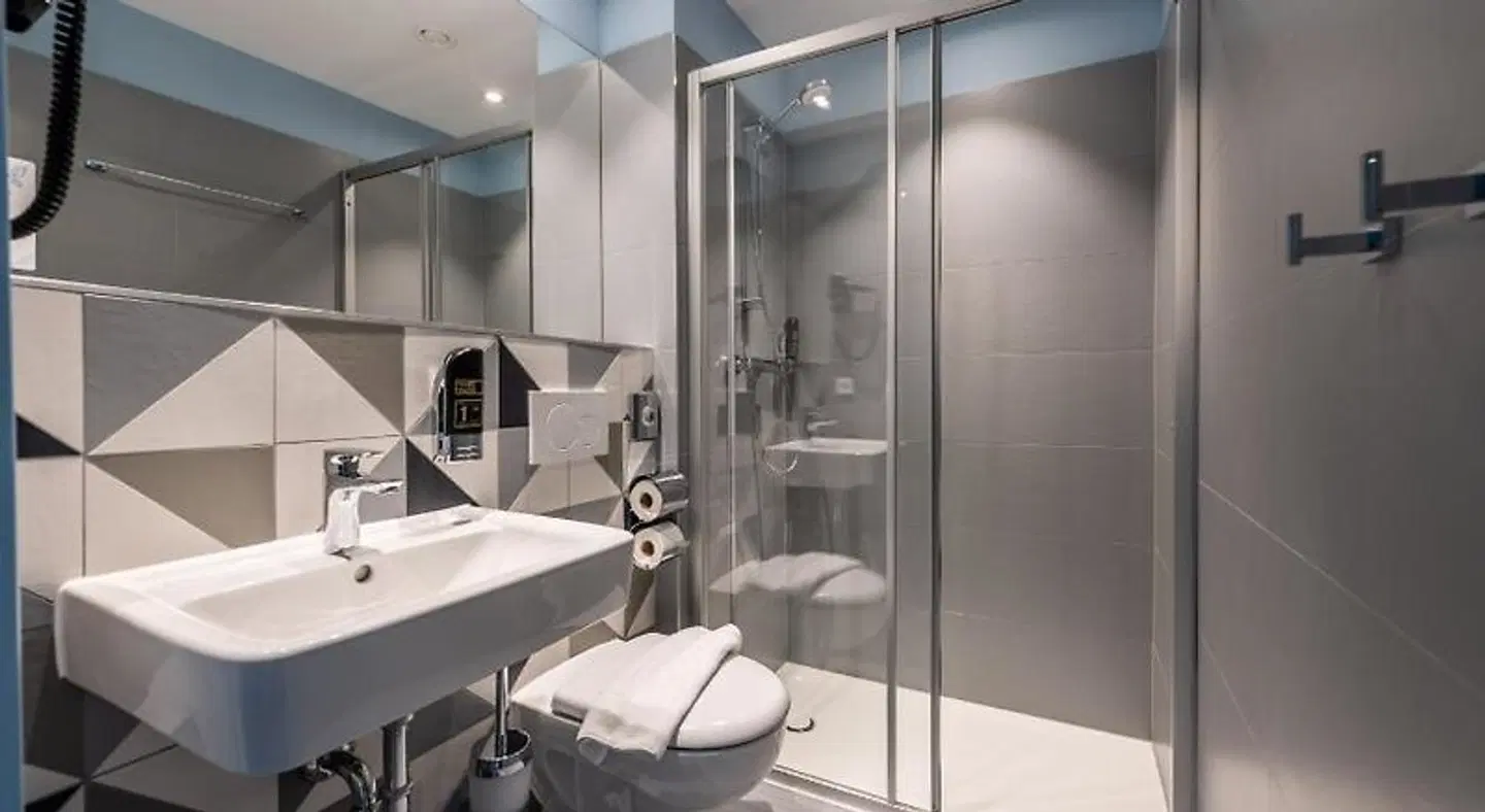 MEININGER Hotel Innsbruck Zentrum Badezimmer