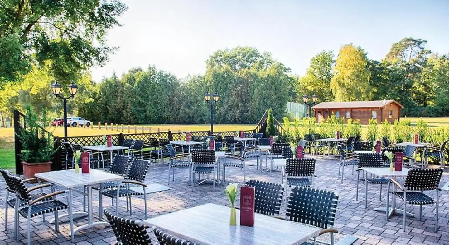 Charity Fly & Help und Leonardo Hotel Köln/Bonn Airport Terrasse