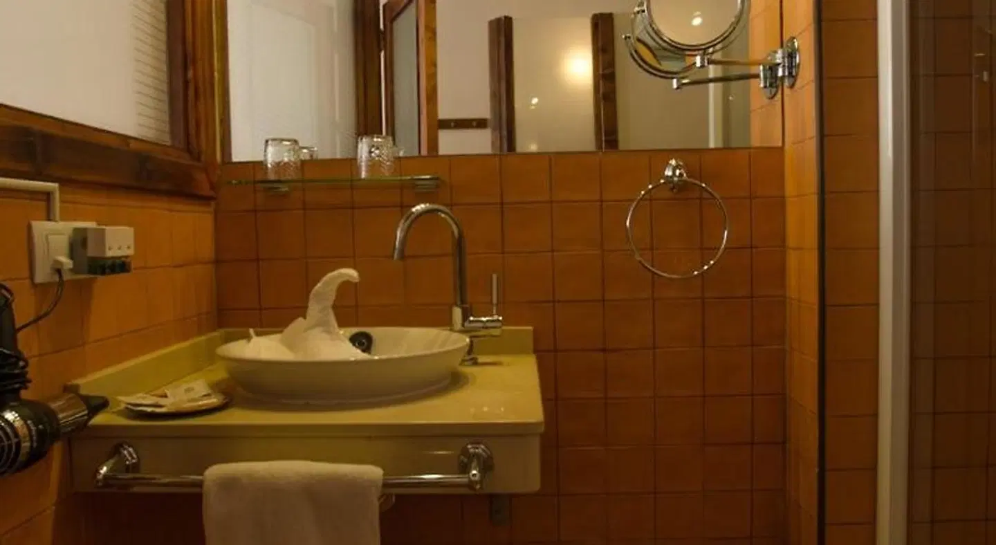 Garahotel Rural BATHROOM