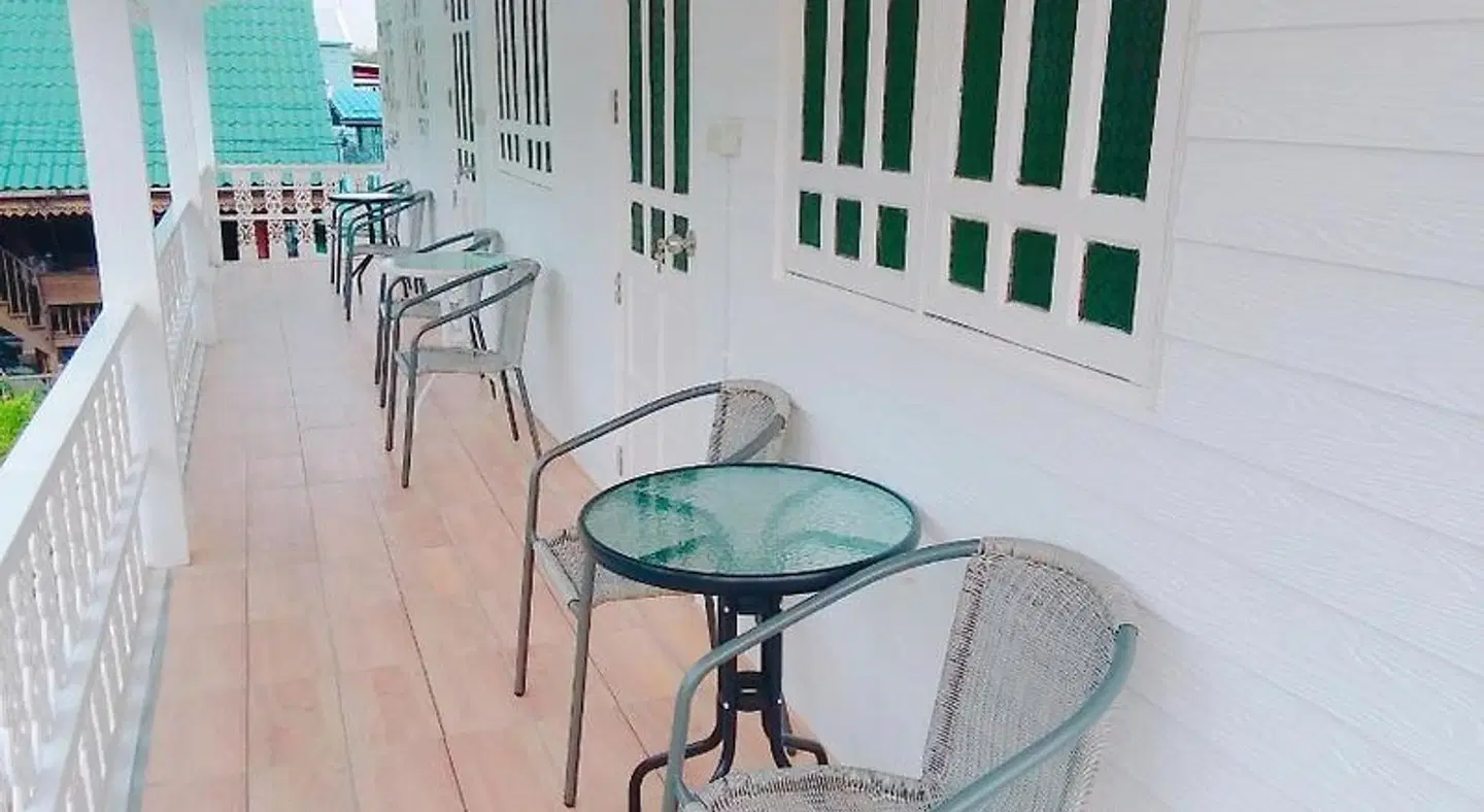 Baan Luang Harn Hallenbad