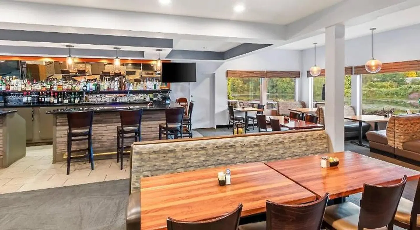 Radisson Hotel Portland Airport Bar