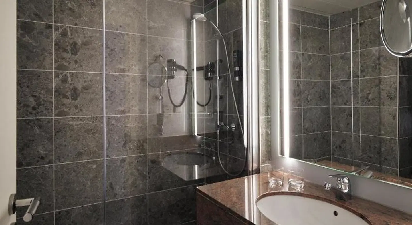 Leonardo Royal Hotel Düsseldorf Königsallee Badezimmer