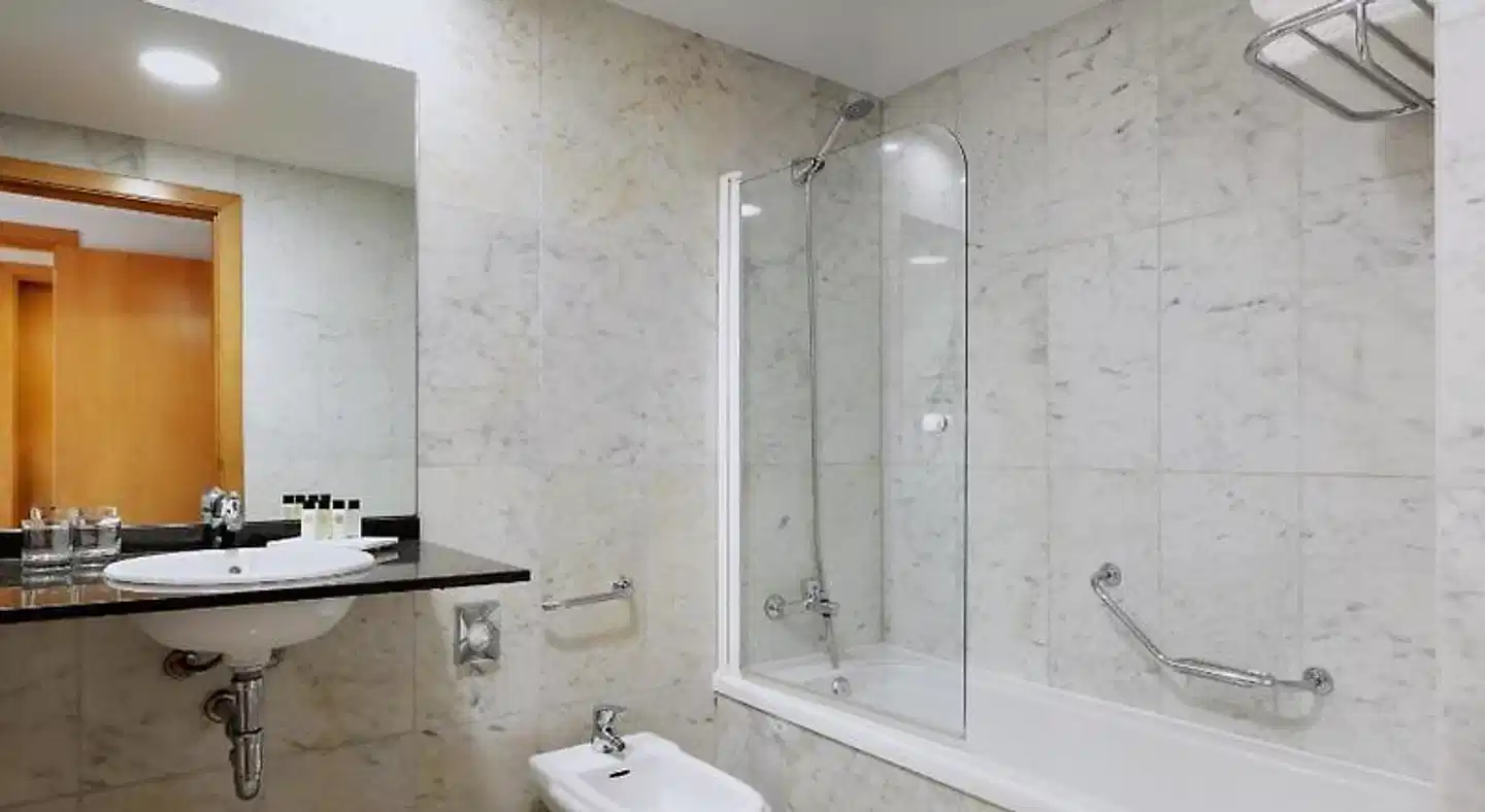 Hotel Catalonia Barcelona Beach Badezimmer