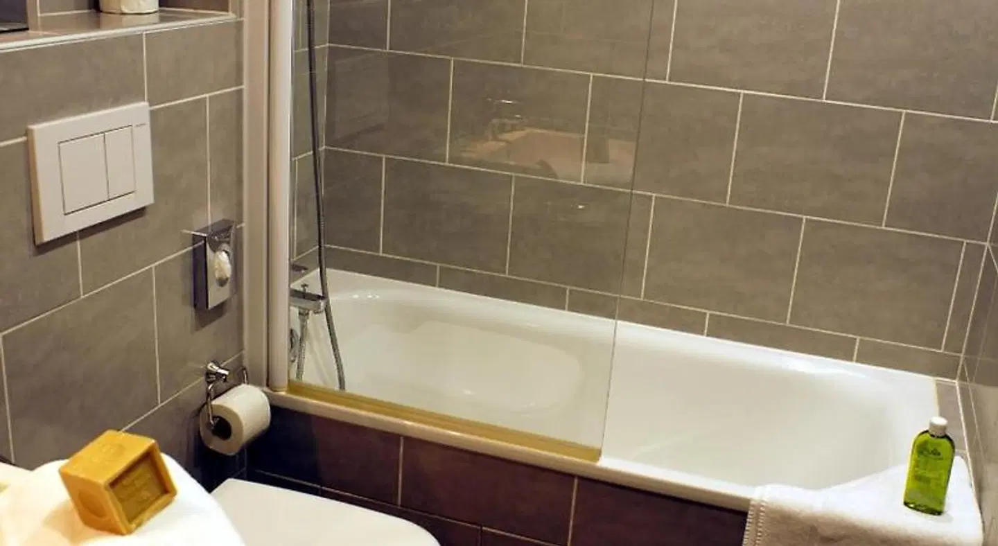 Logis Edmond Rostand Badezimmer