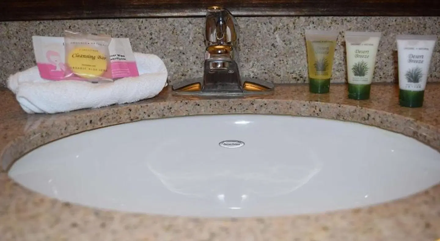 Best Western Plus Rivershore Hotel Badezimmer