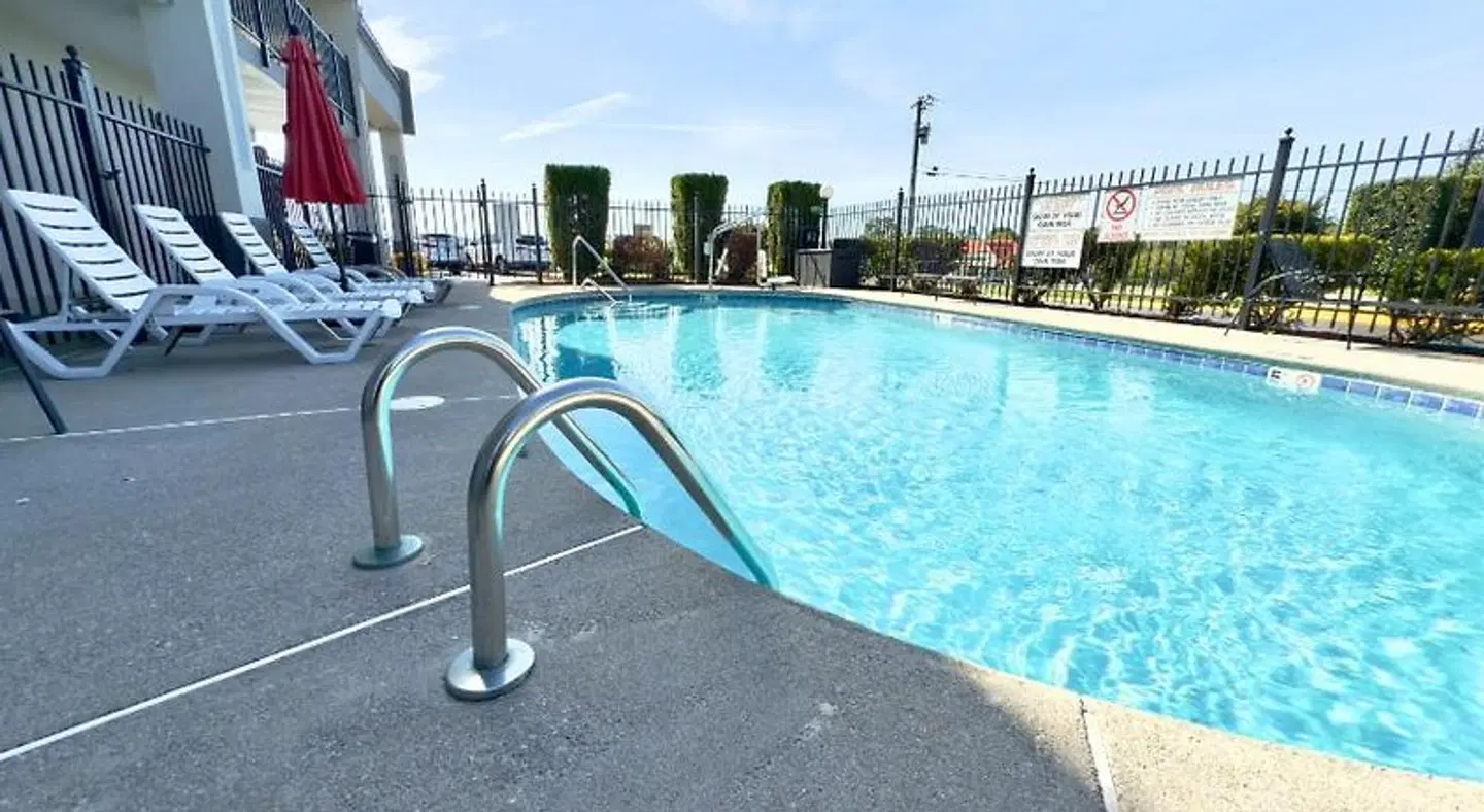 Econo Lodge Lenoir City OUTDOOR_POOL