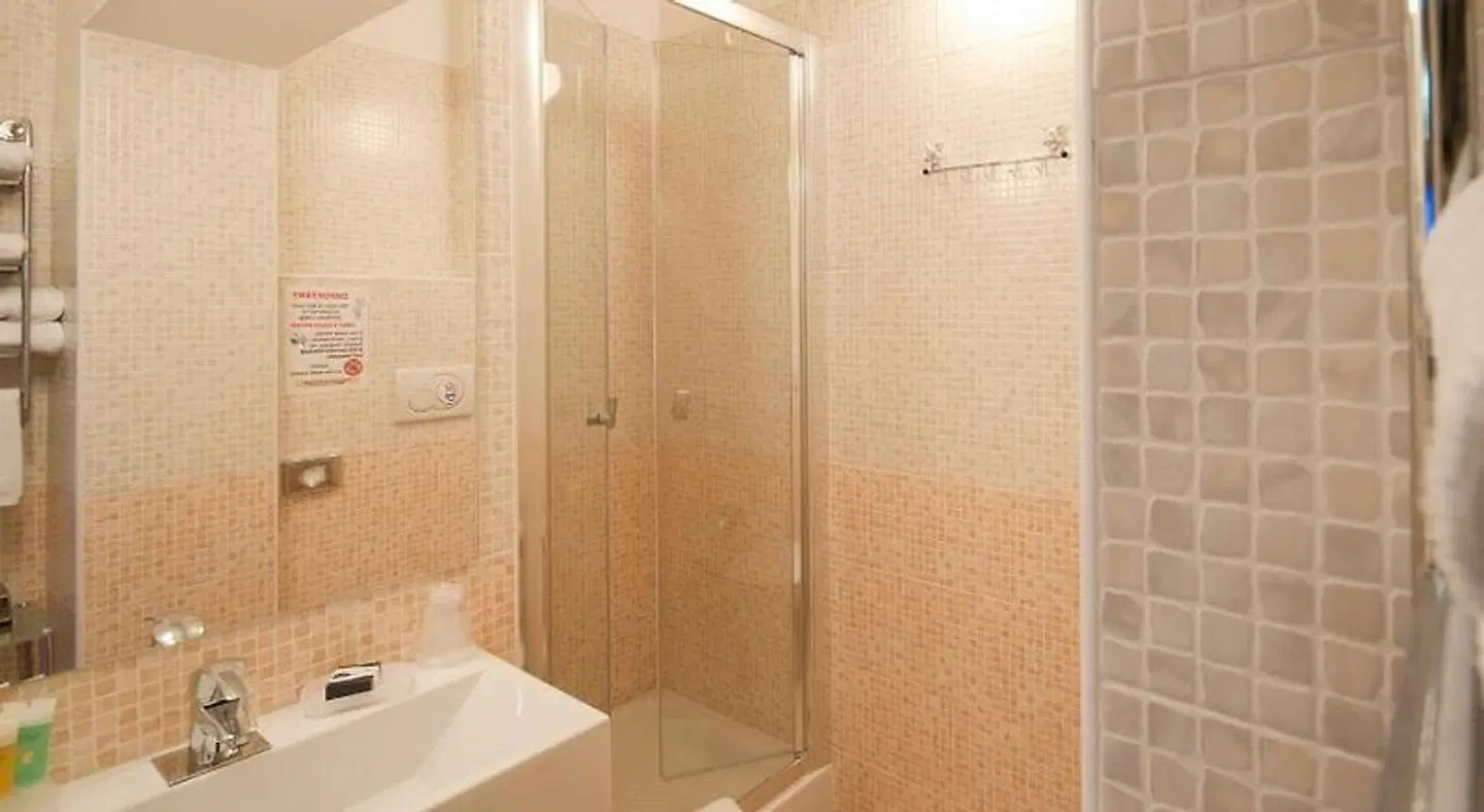 Trevi 41 Hotel Badezimmer