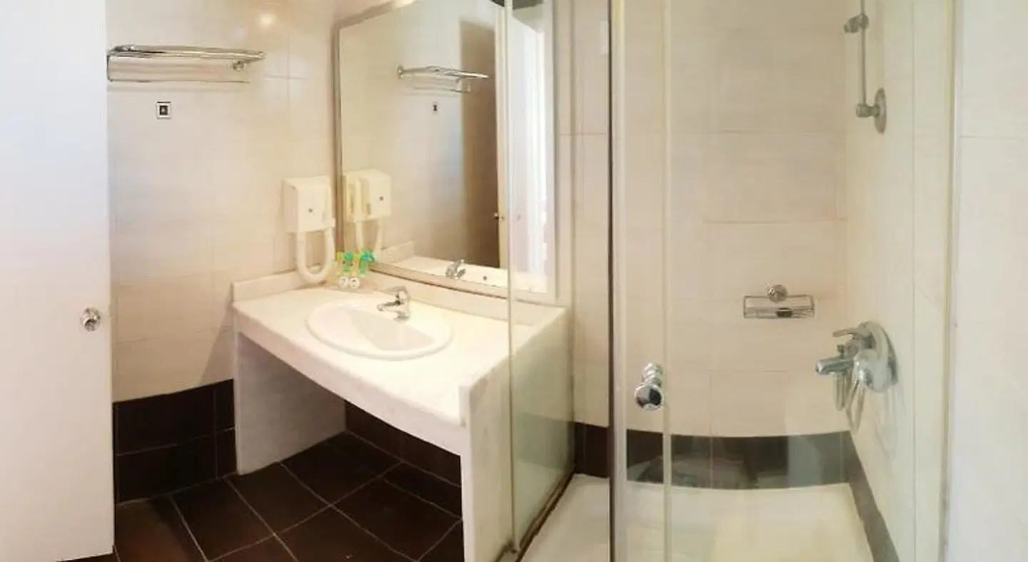 Erytha Hotel & Resort Badezimmer