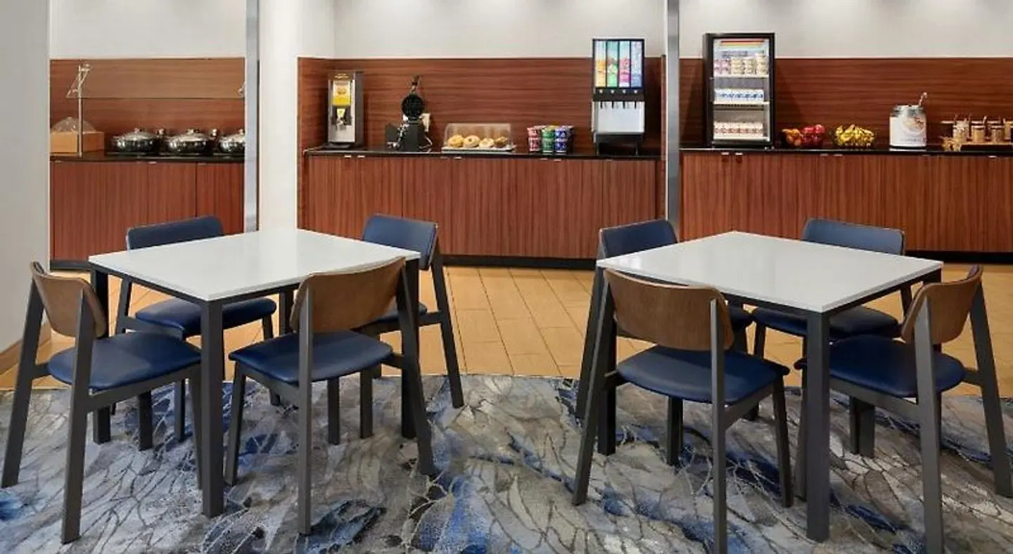 Fairfield Inn & Suites by Marriott Charlotte Airport Bar