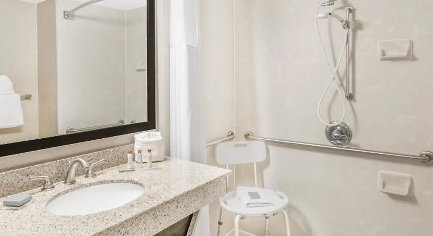 Wingate by Wyndham Wilmington Badezimmer
