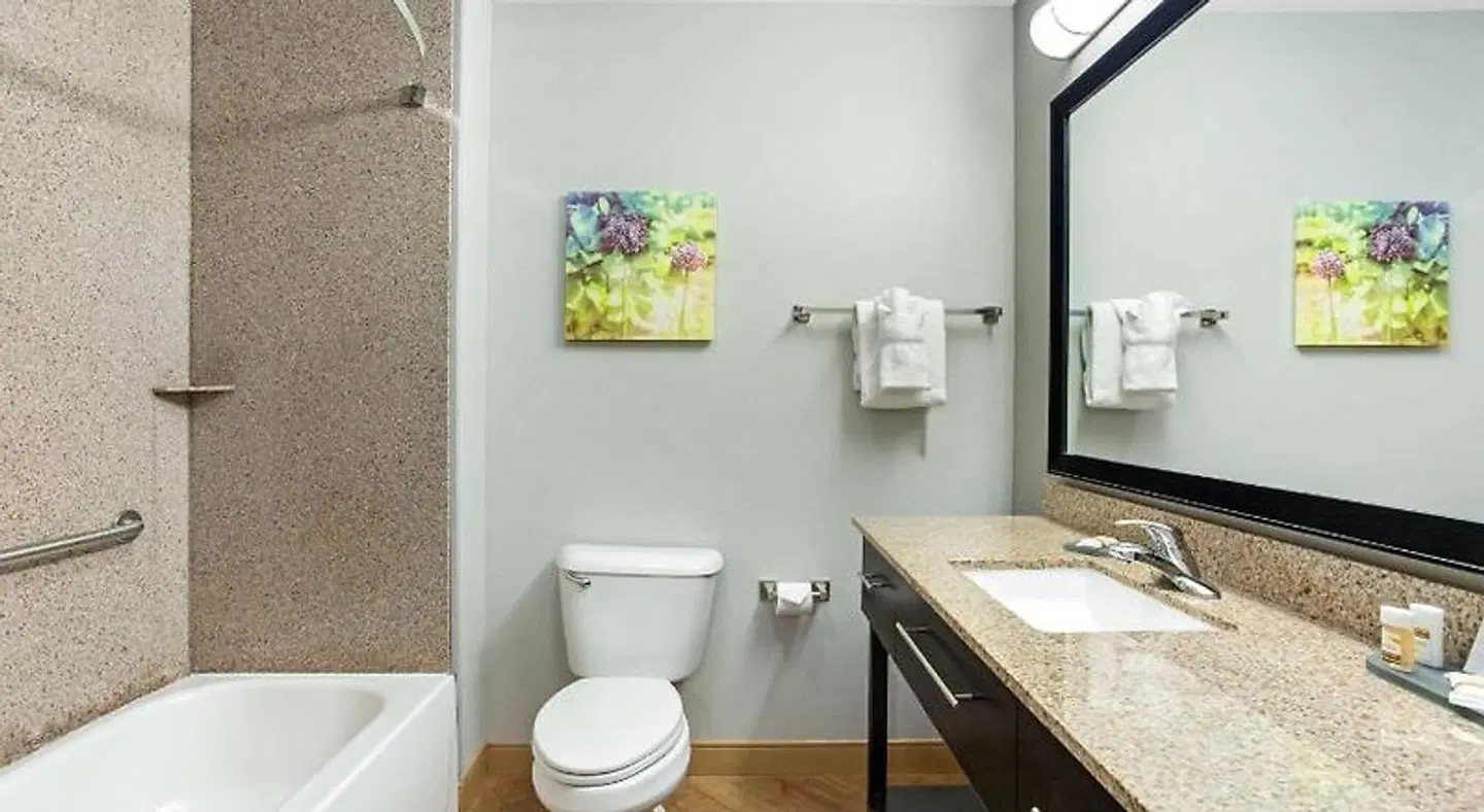La Quinta Inn & Suites Columbus - Edinburgh Badezimmer