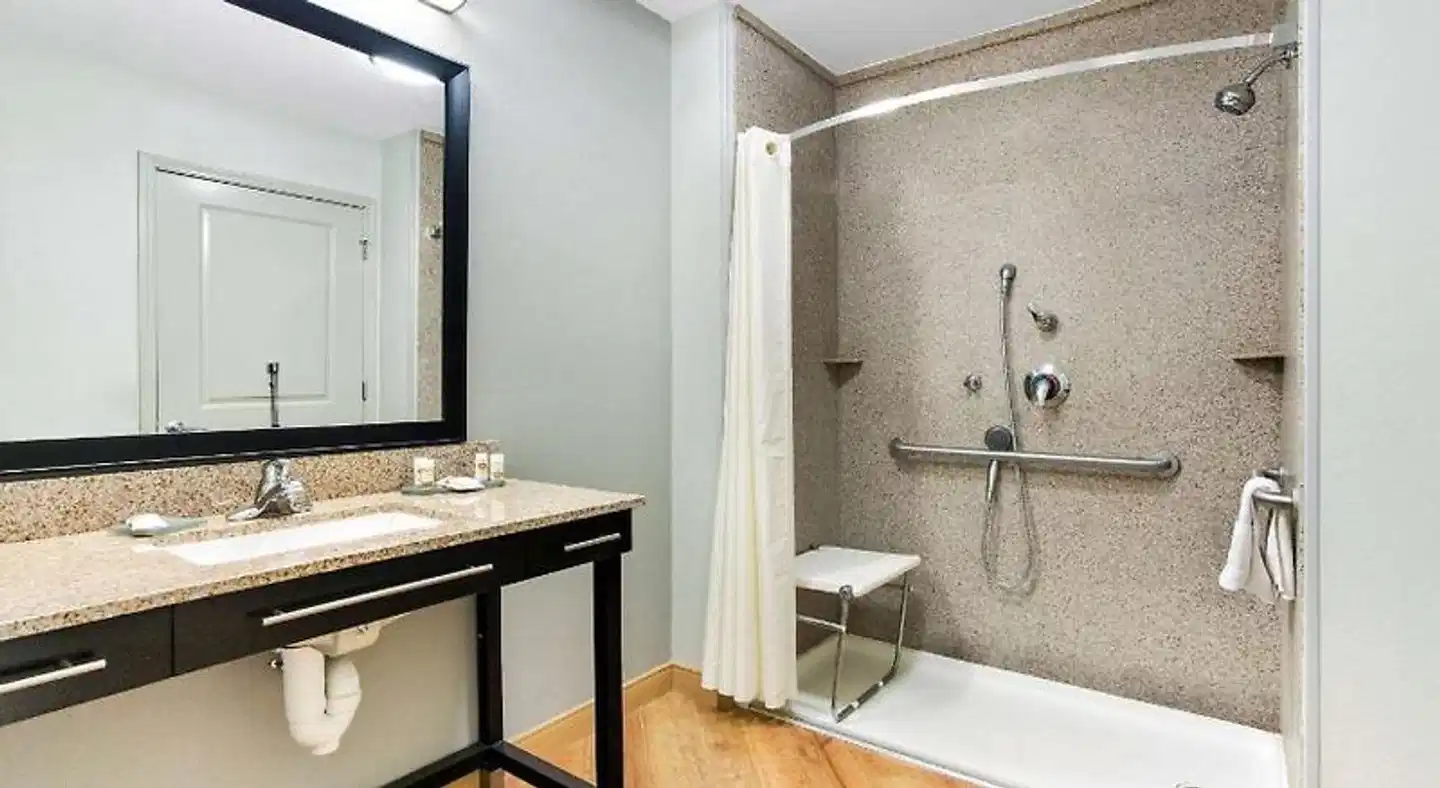 La Quinta Inn & Suites Columbus - Edinburgh Badezimmer