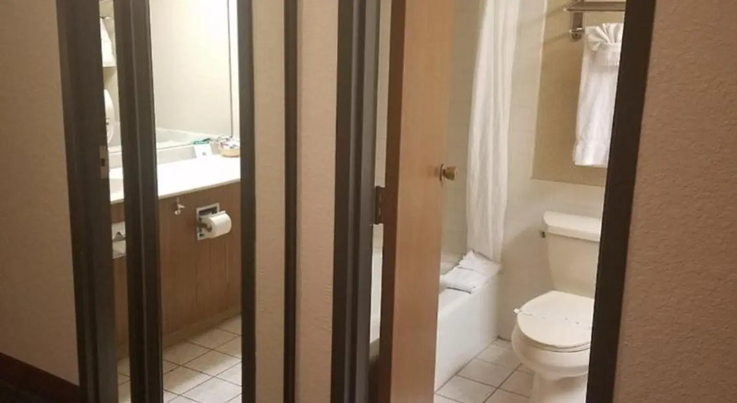 Ontario Airport Inn Badezimmer