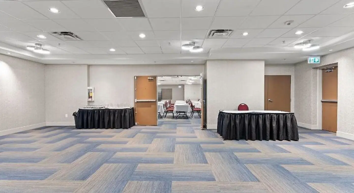 Holiday Inn Express & Suites Surrey by IHG LOUNGE_LOBBY