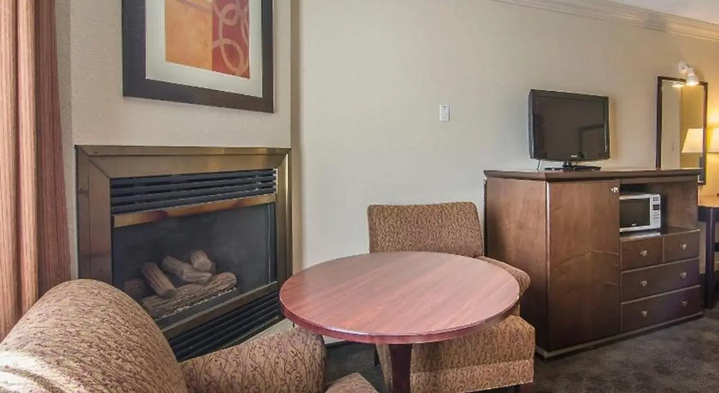 Quality Inn & Suites High Level ROOM_EXAMPLE