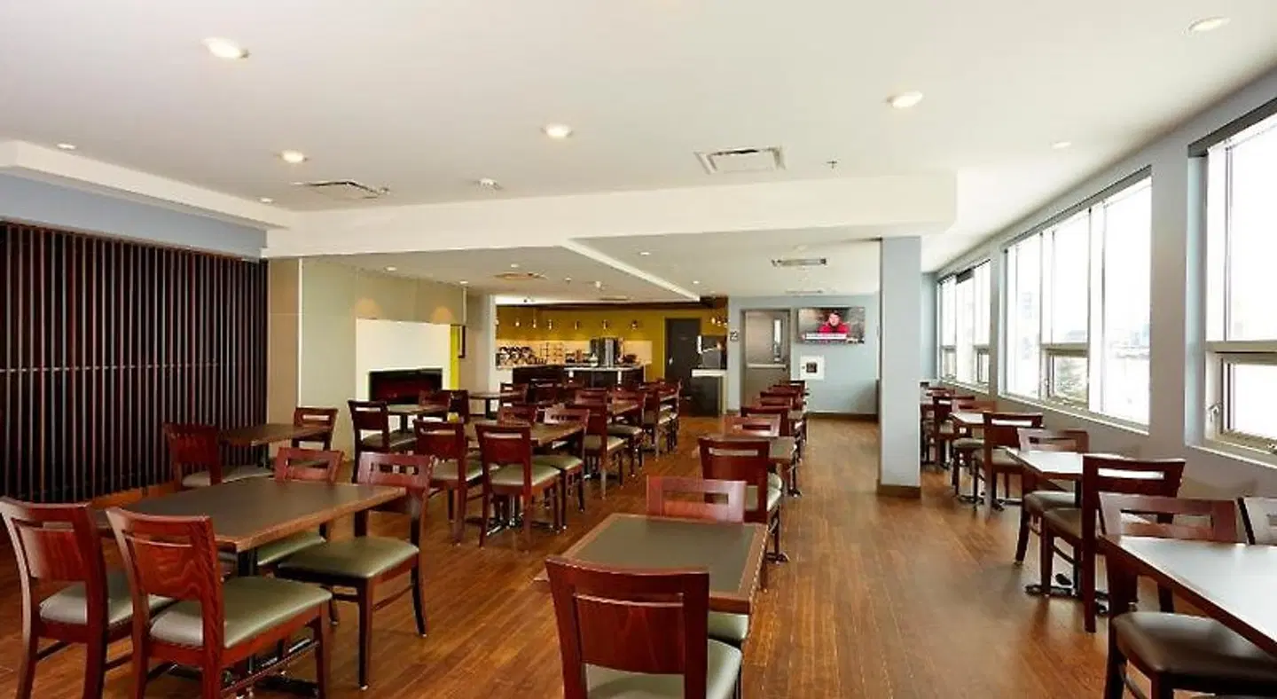 Best Western Plus East Side Bar