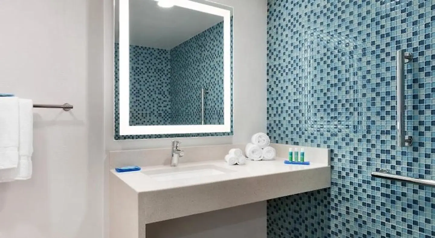 Holiday Inn Express Williamsbrg Busch Gardens Area by IHG Badezimmer