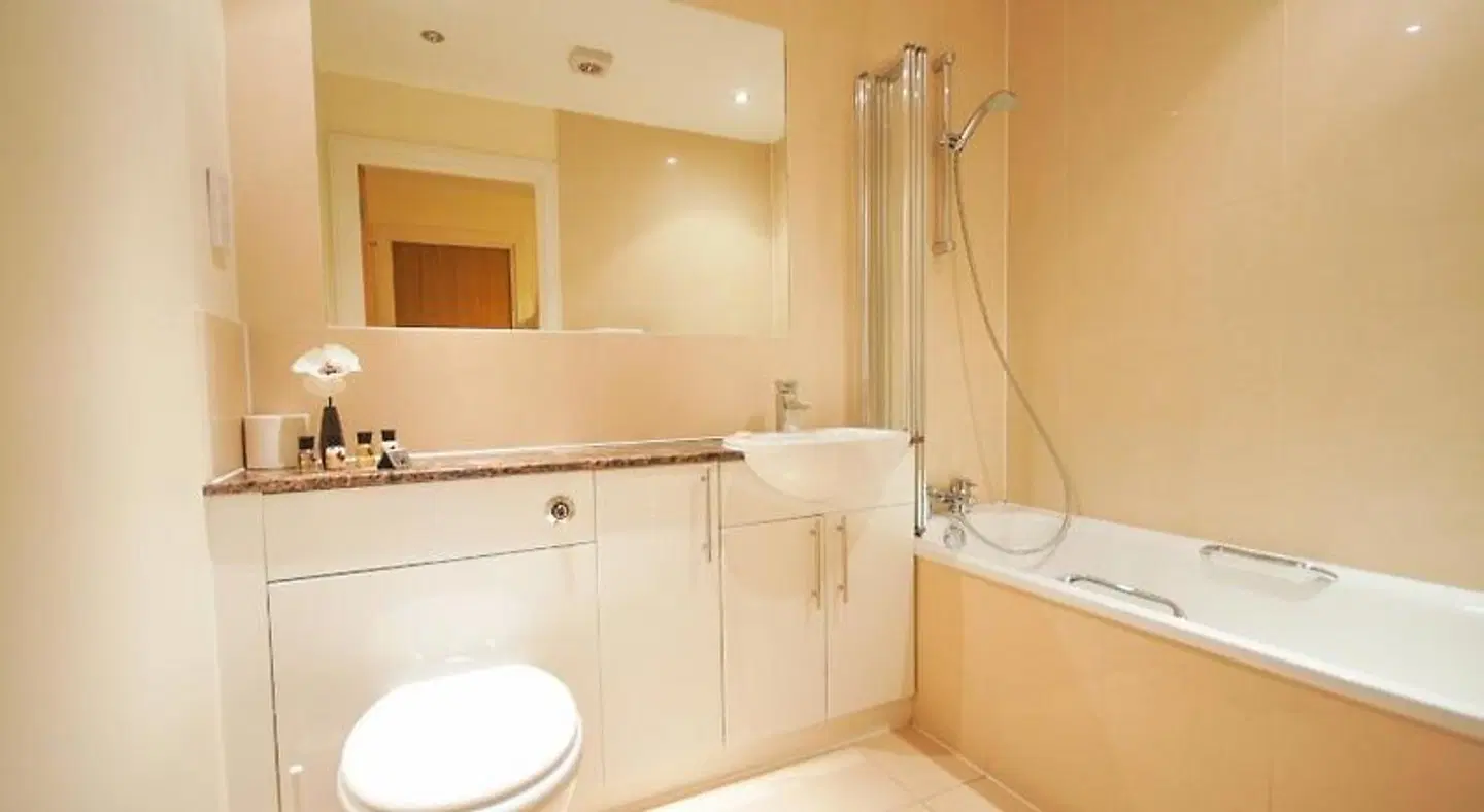 Crompton Court Apartments Badezimmer
