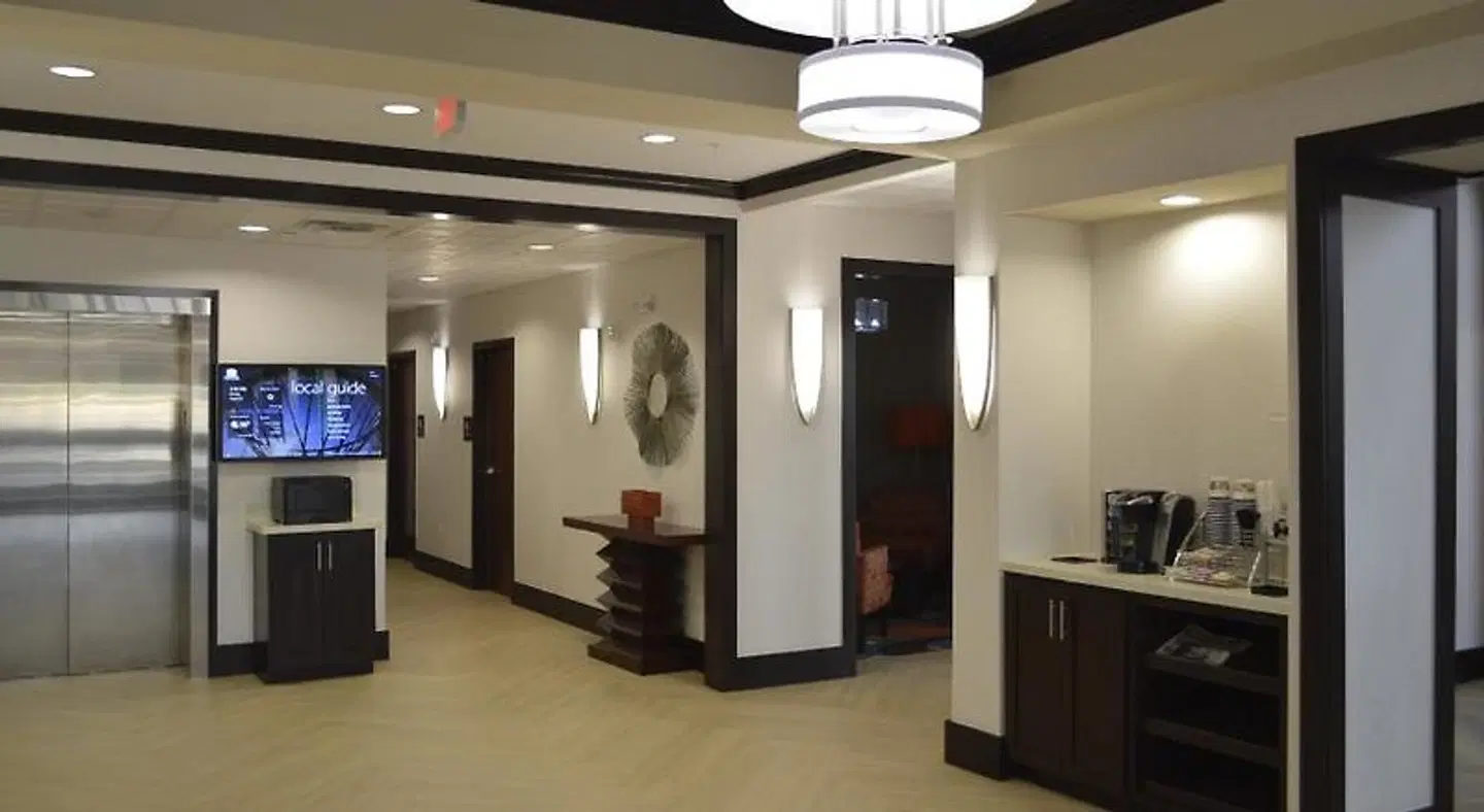 Best Western Premier Ashton Suites - Willowbrook LOUNGE_LOBBY