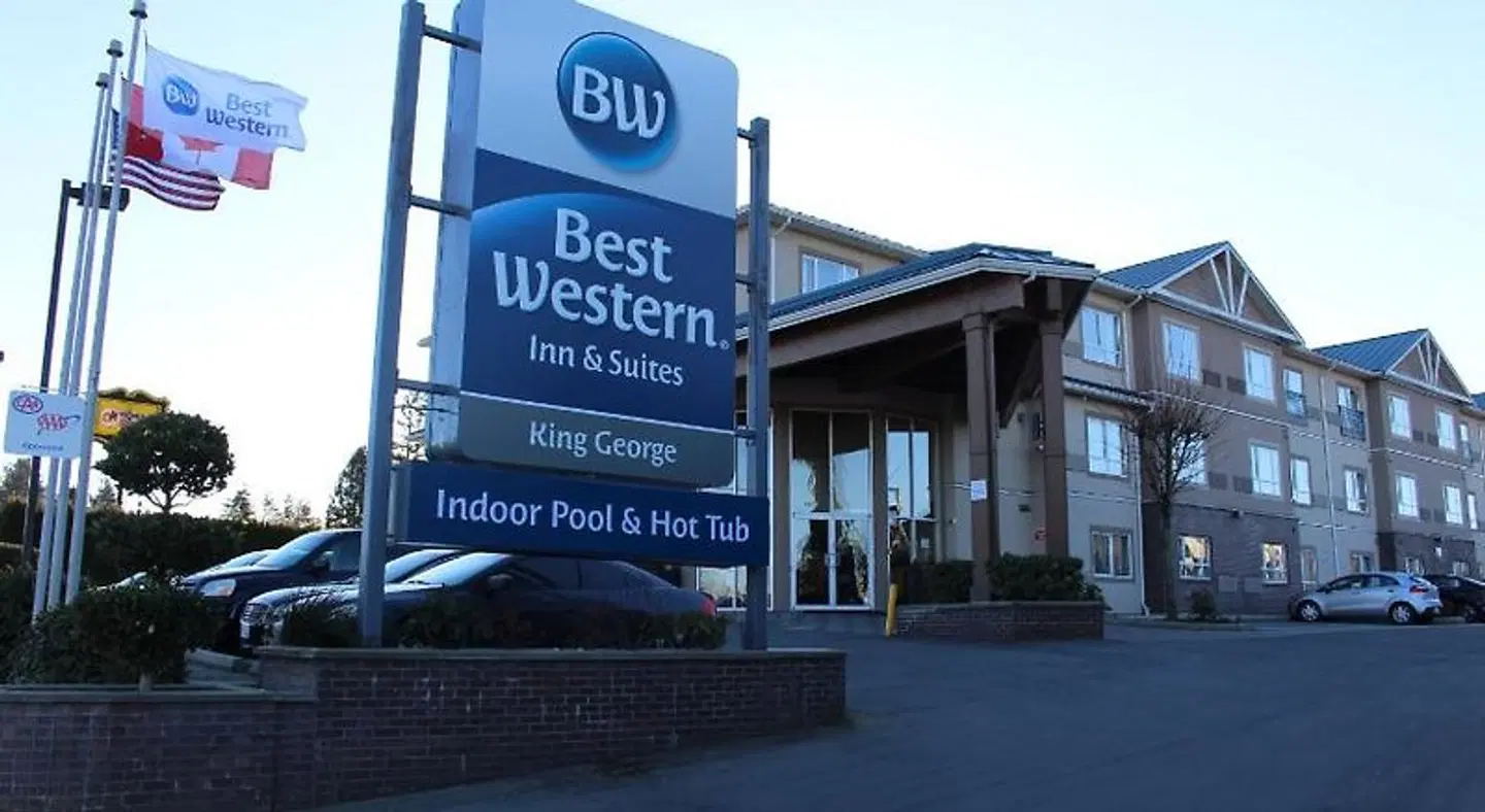 Best Western King George Inn & Suites EXTERIOR