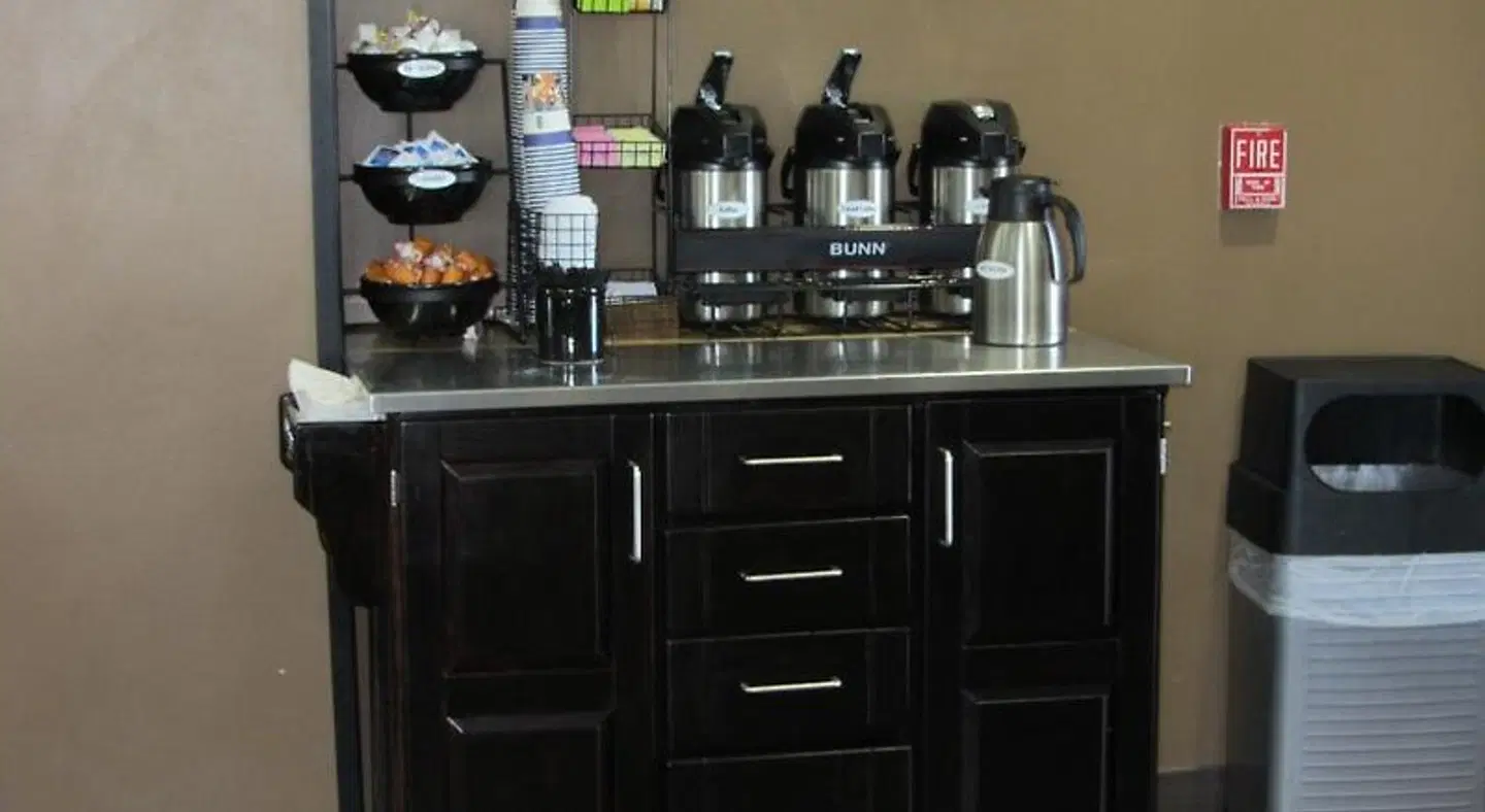 Best Western Plus Seawall Inn & Suites by the Beach Bar