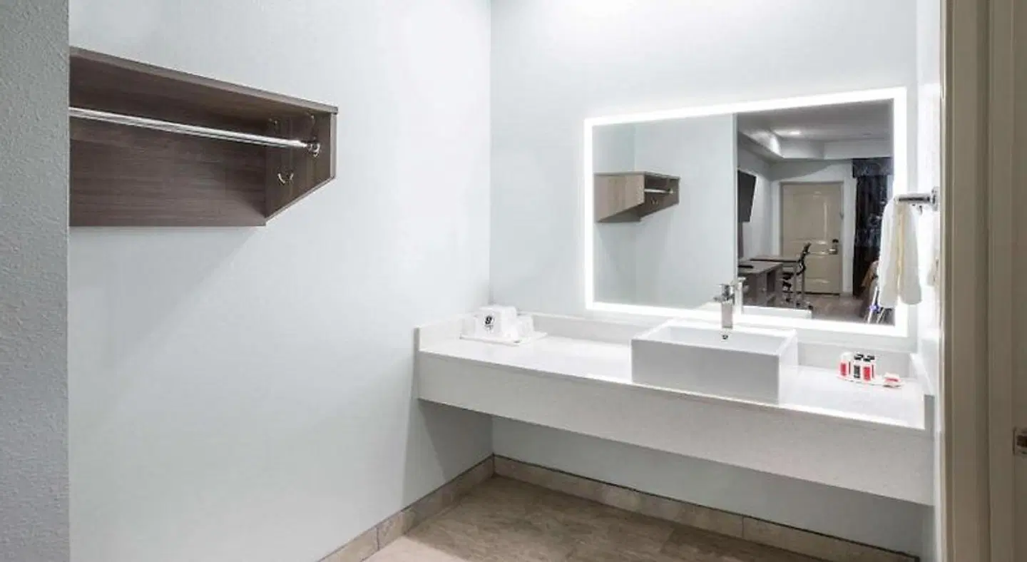 Super 8 by Wyndham Humble/Houston Badezimmer