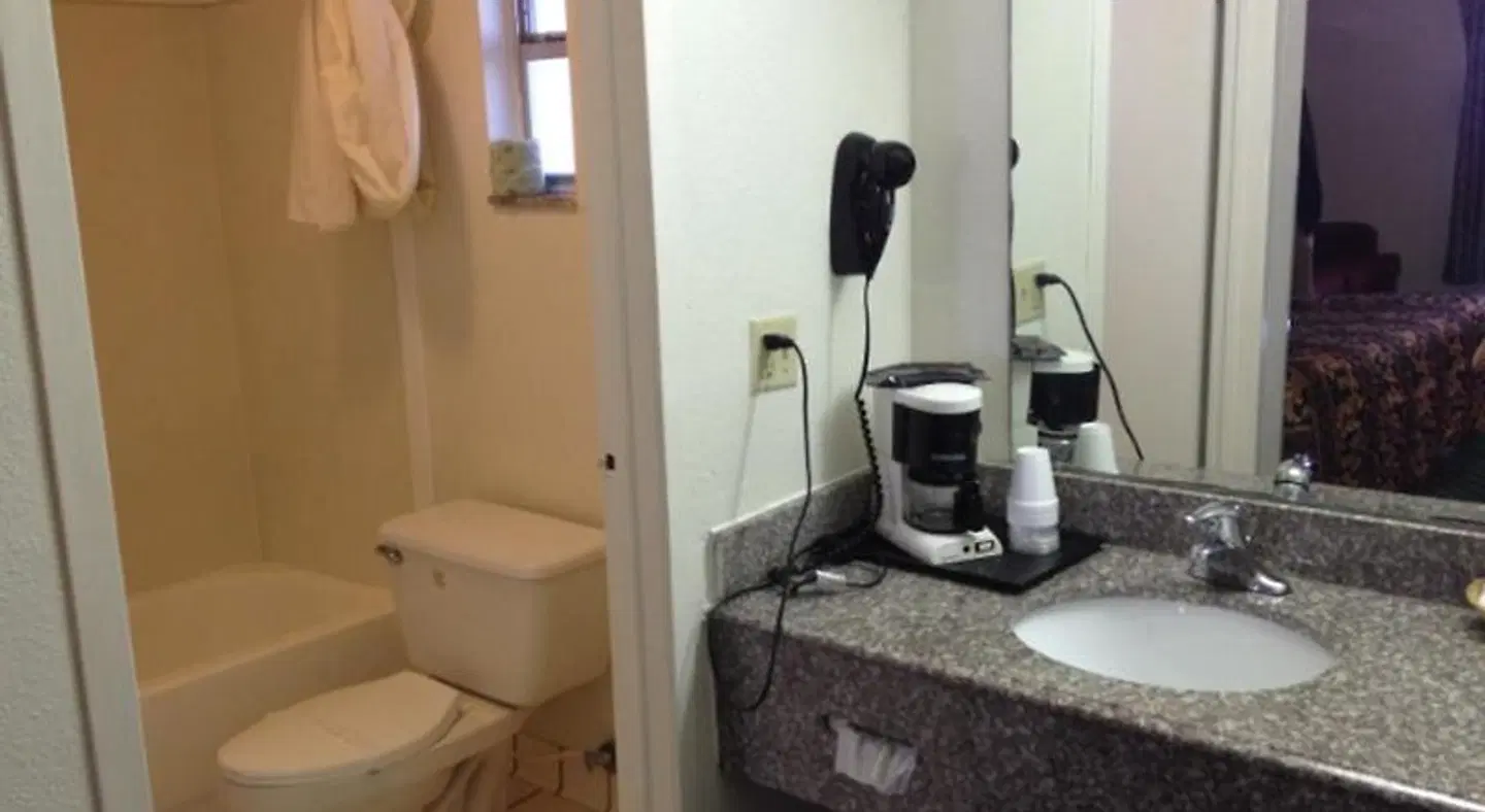 Rodeway Inn San Antonio Lackland AFB - SeaWorld Badezimmer