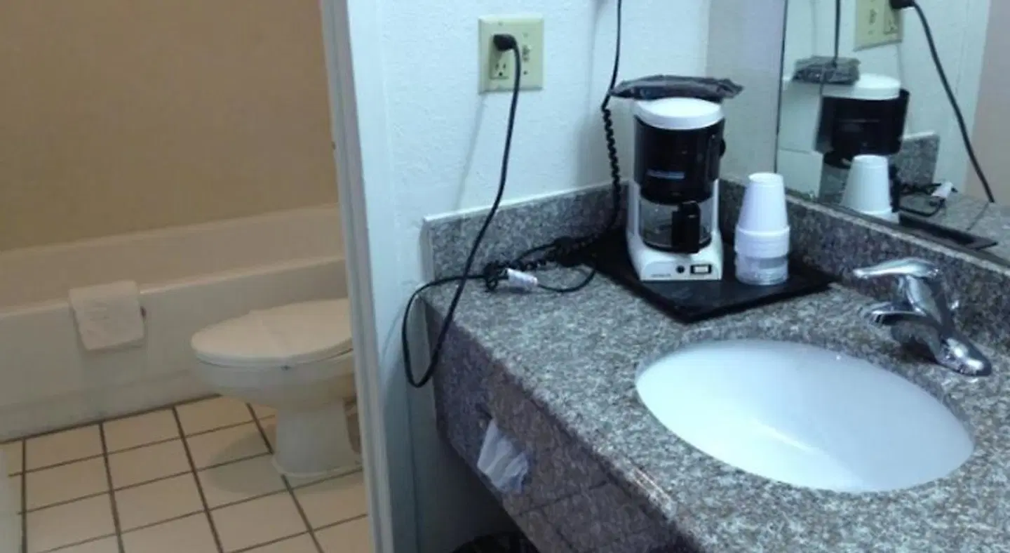Rodeway Inn San Antonio Lackland AFB - SeaWorld Badezimmer