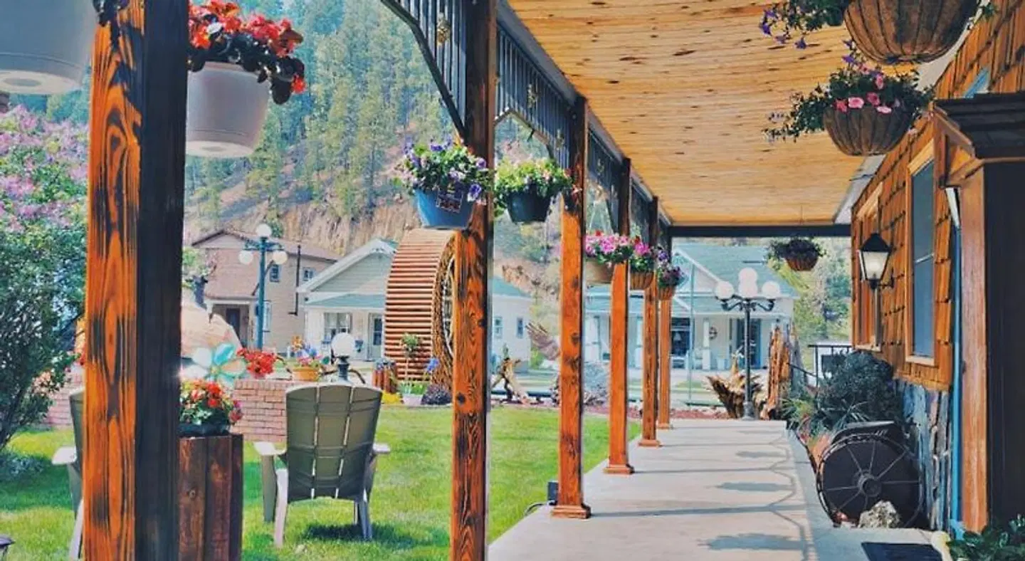 Cedar Wood Inn EXTERIOR