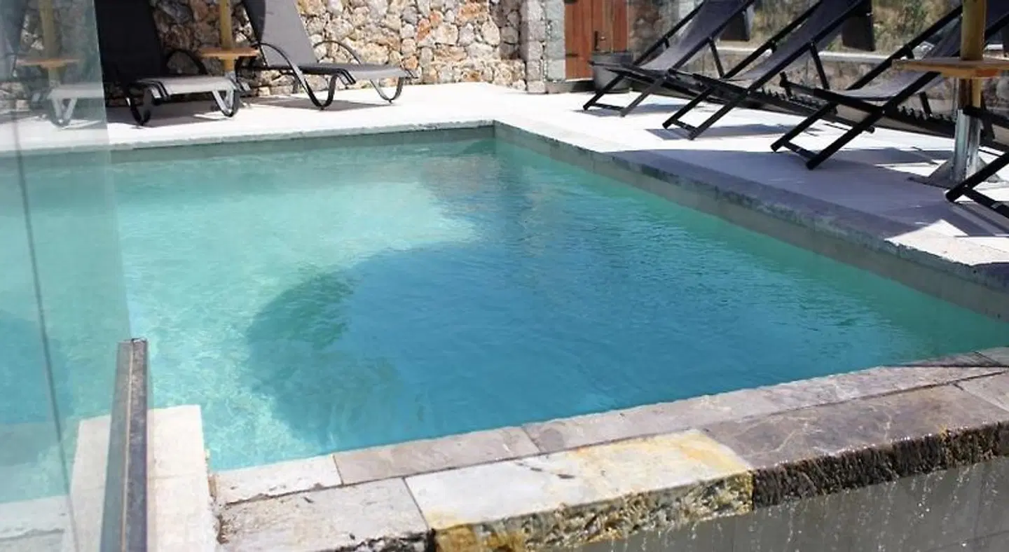 John & Mary's Studios OUTDOOR_POOL