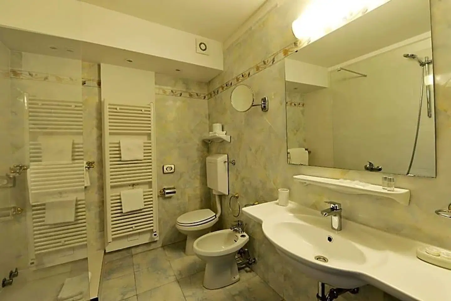 Maxxim Hotel & Loft Badezimmer