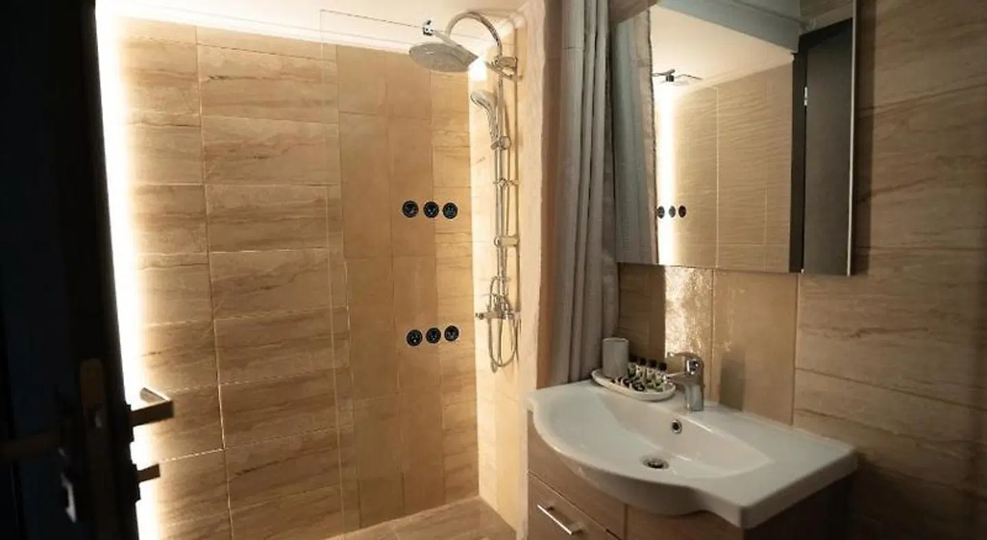 Parthenis Hotel Badezimmer