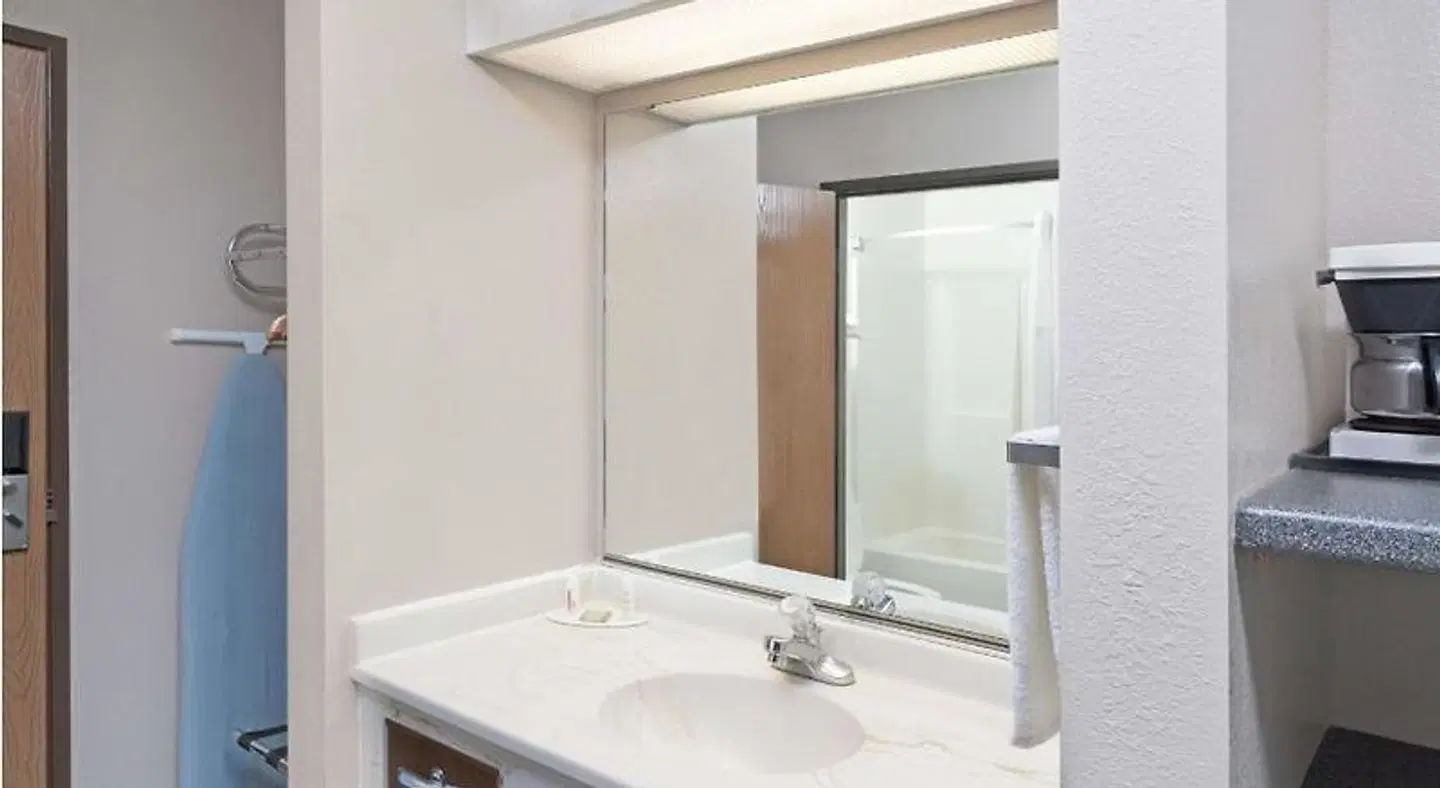 Super 8 by Wyndham Chicago O'Hare Airport Badezimmer