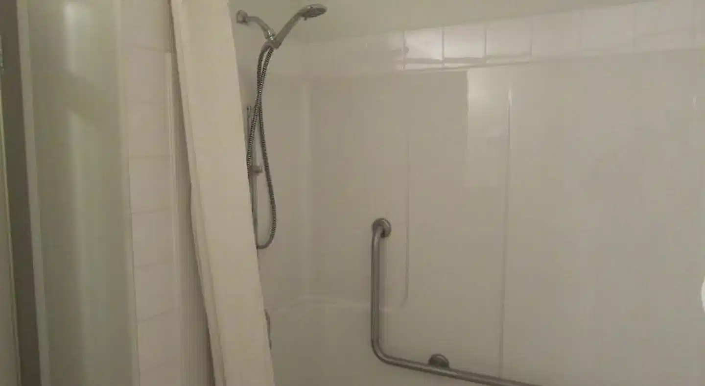 Super 8 by Wyndham Revelstoke BC Badezimmer