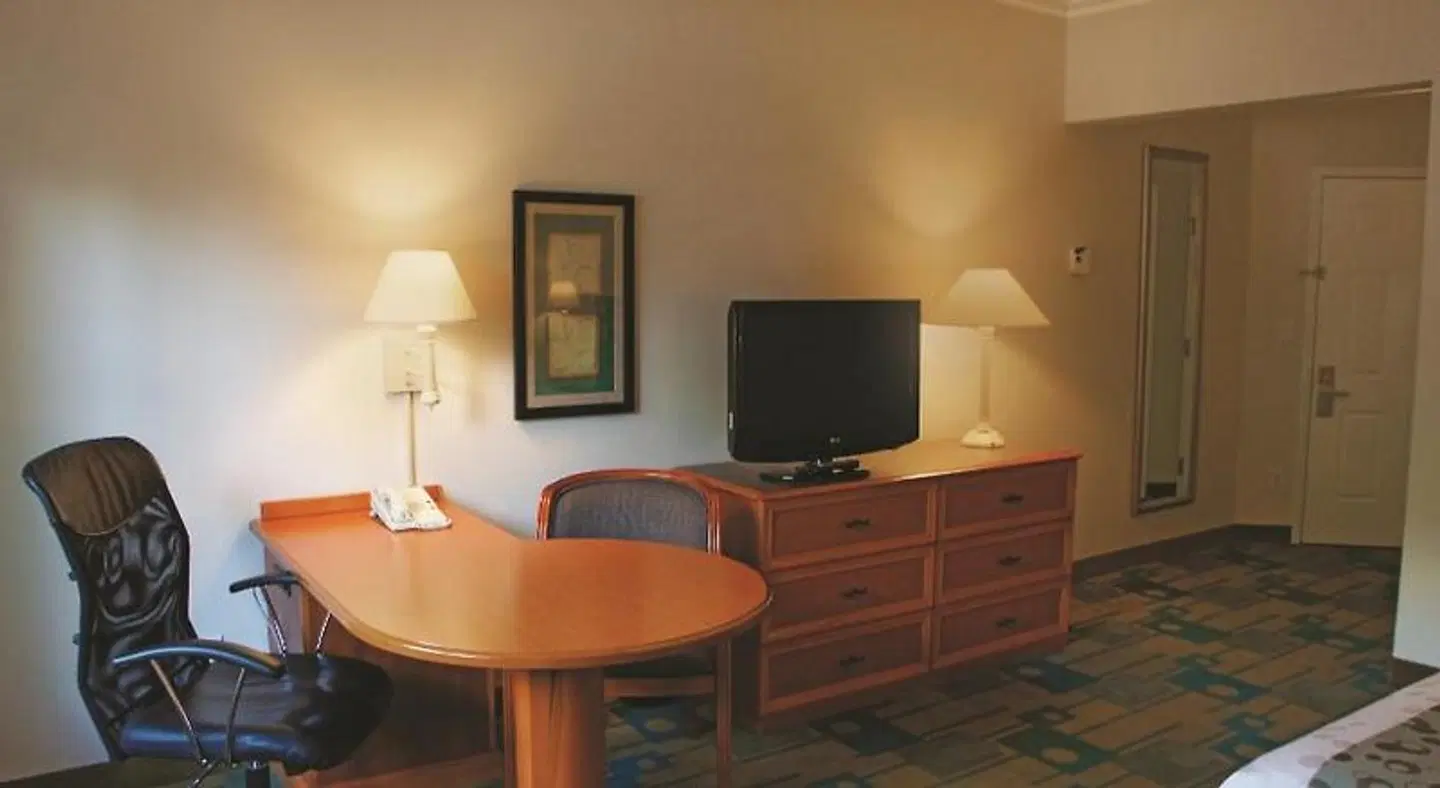 La Quinta Inn and Suites Houston Bush IAH South ROOM_EXAMPLE