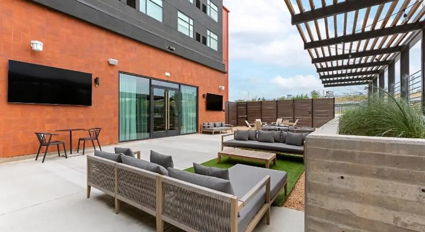 Cambria Hotel Austin Airport Terrasse