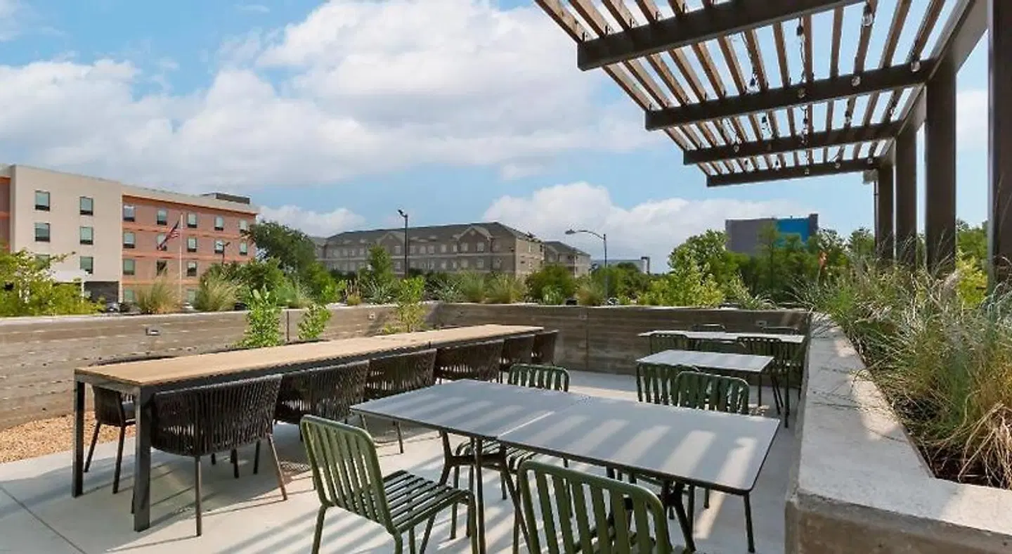 Cambria Hotel Austin Airport Terrasse