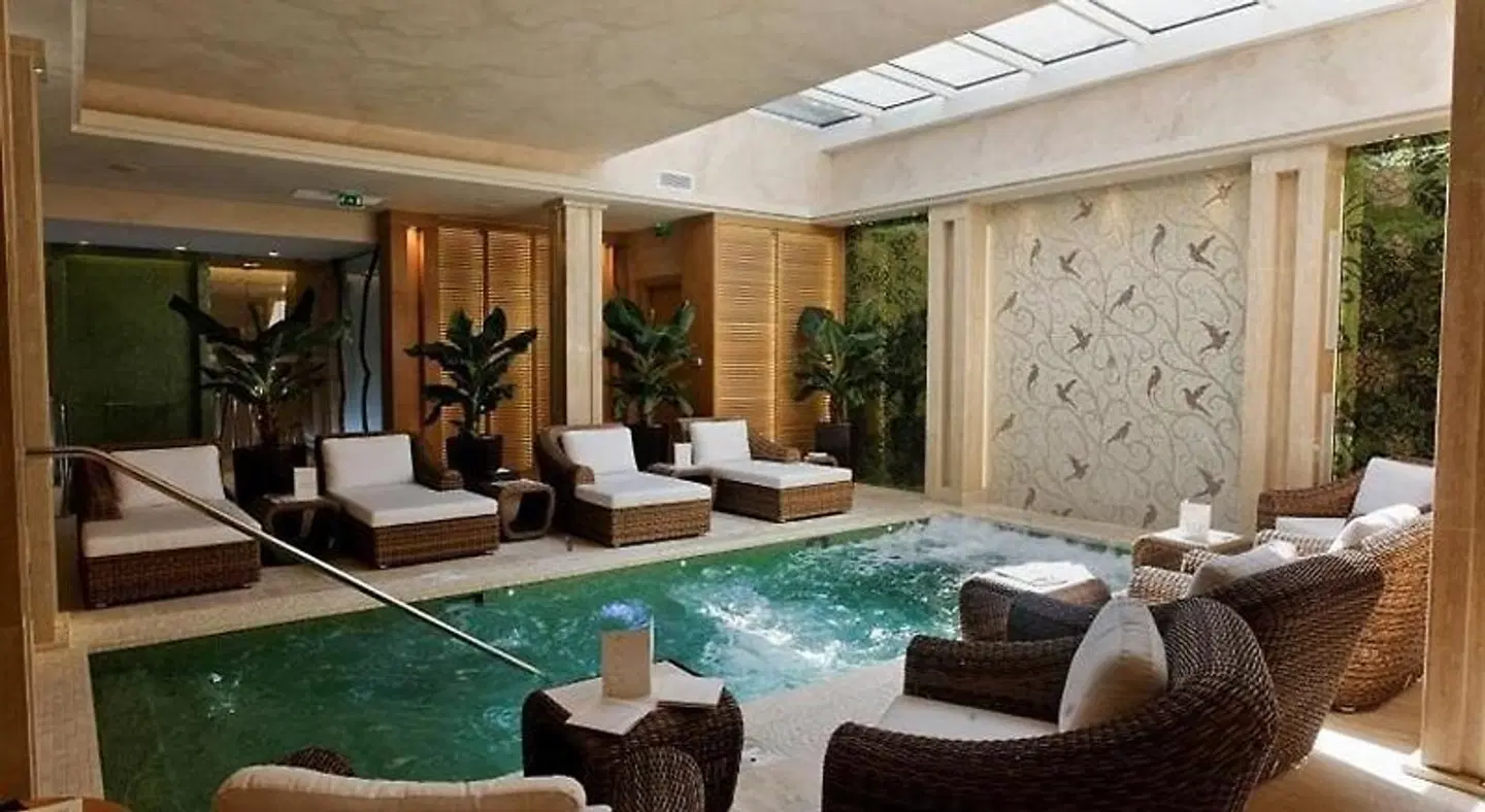 Hostellerie La Farandole Hallenbad
