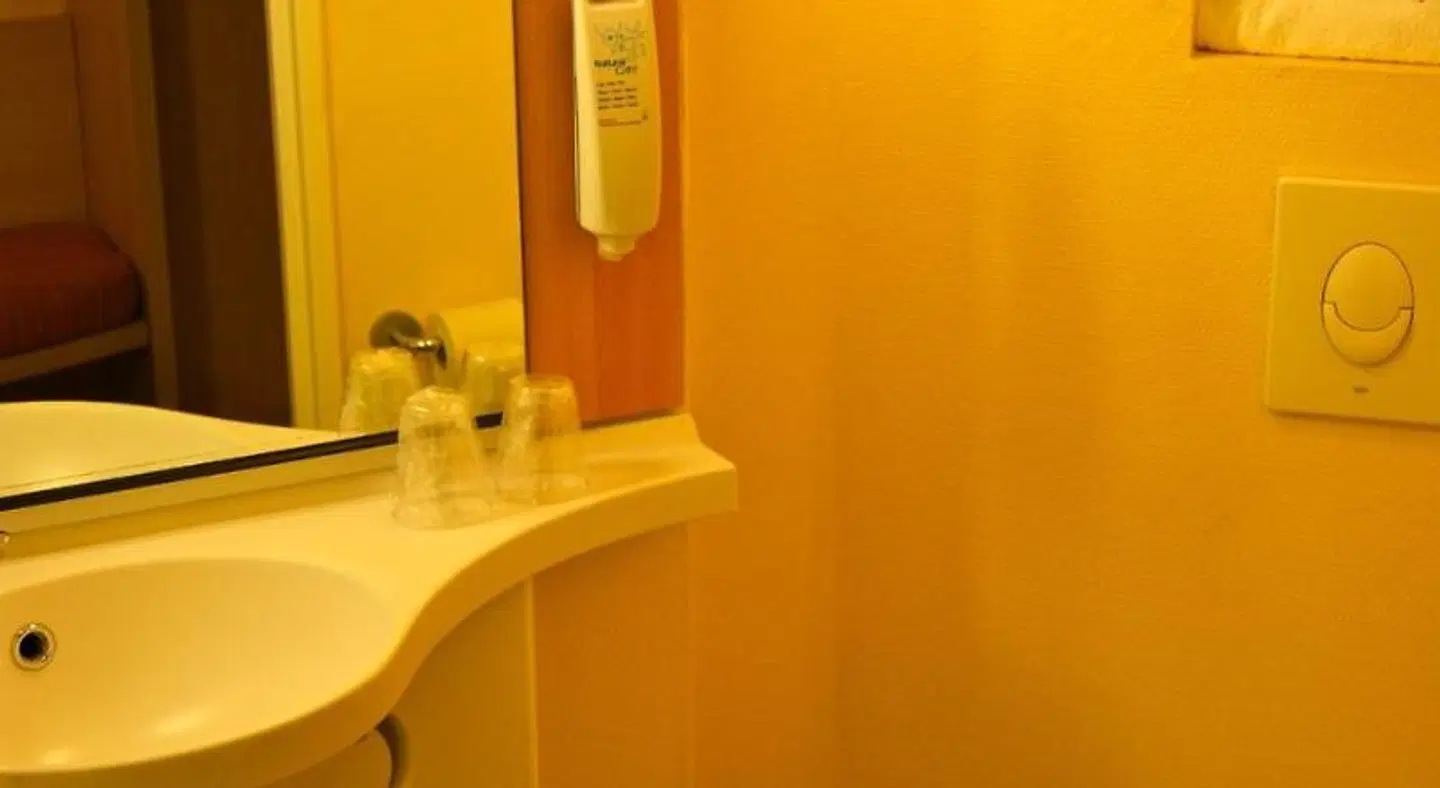 ibis Cannes Centre Badezimmer