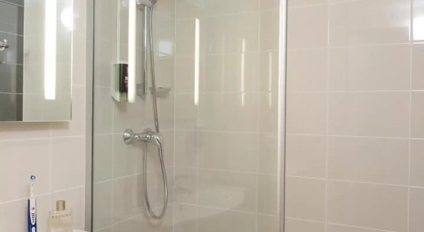 ibis Styles Paris Roissy CDG Badezimmer