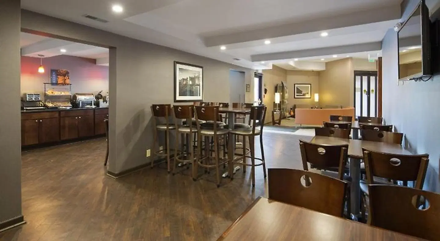 Best Western University Inn at Valparaiso Bar