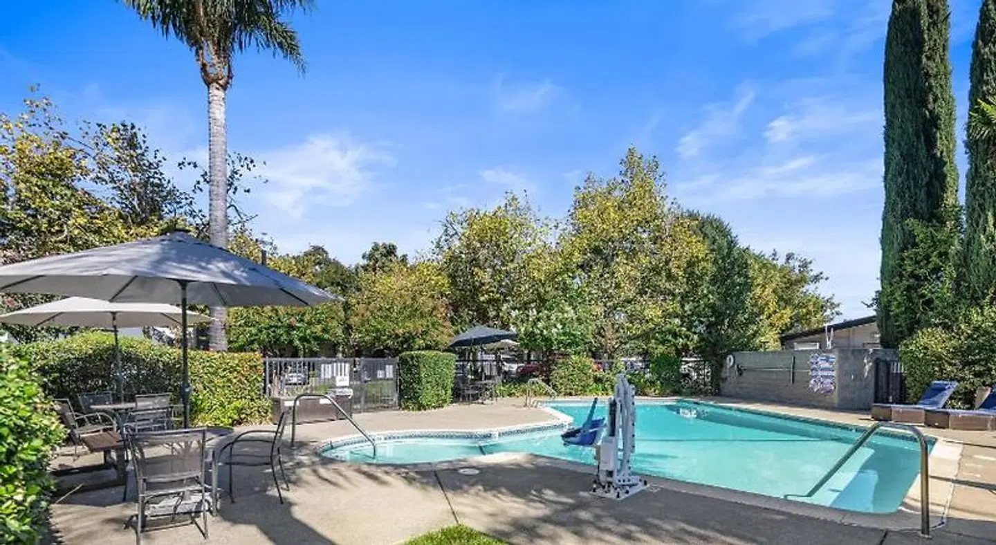 University Park Inn & Suites OUTDOOR_POOL