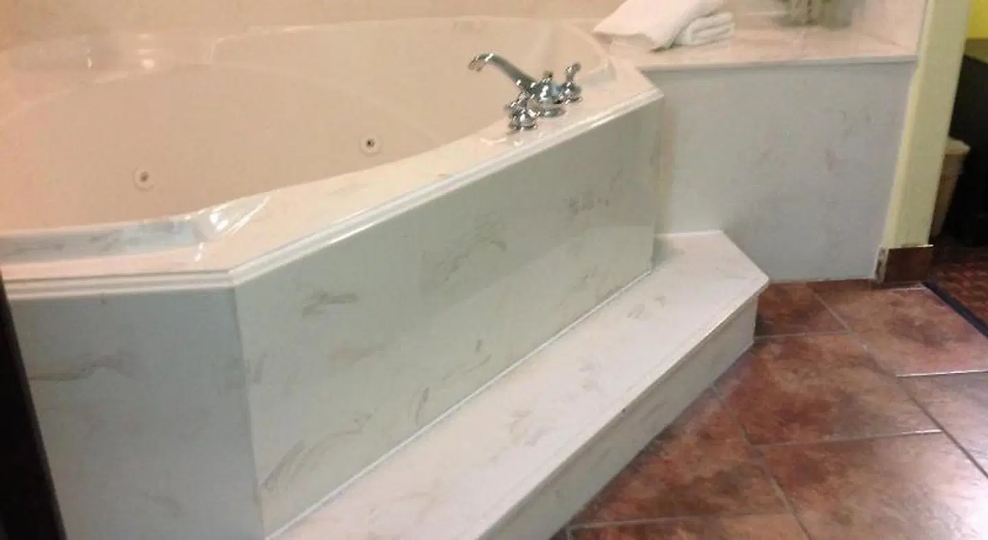 Scottish Inn & Suites Houston Badezimmer