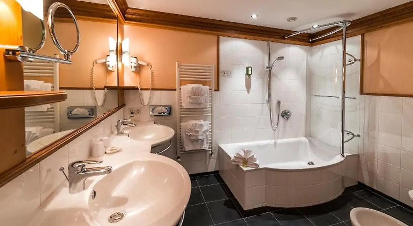 Alpin & Vital Hotel La Perla Badezimmer
