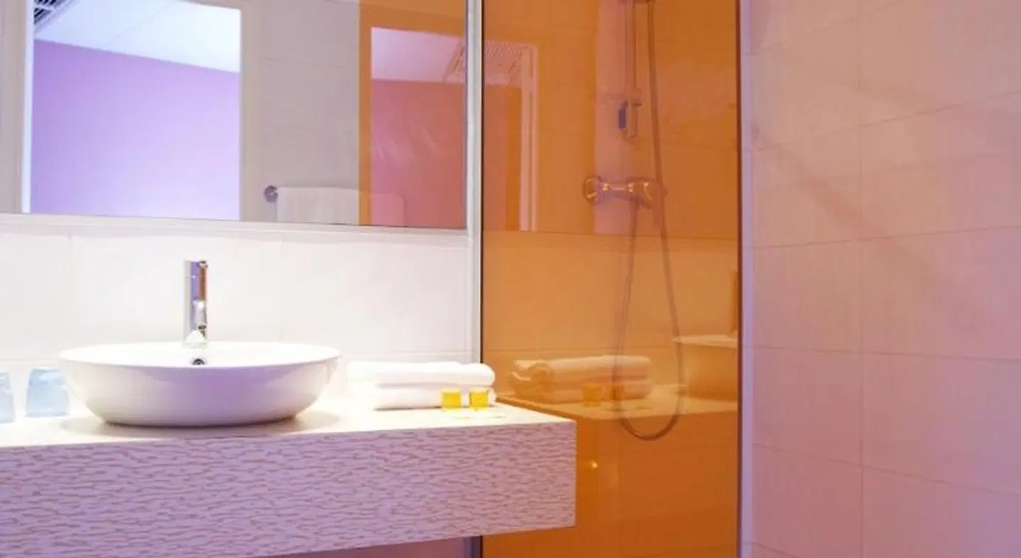 ibis Styles Le Puy en Velay Badezimmer
