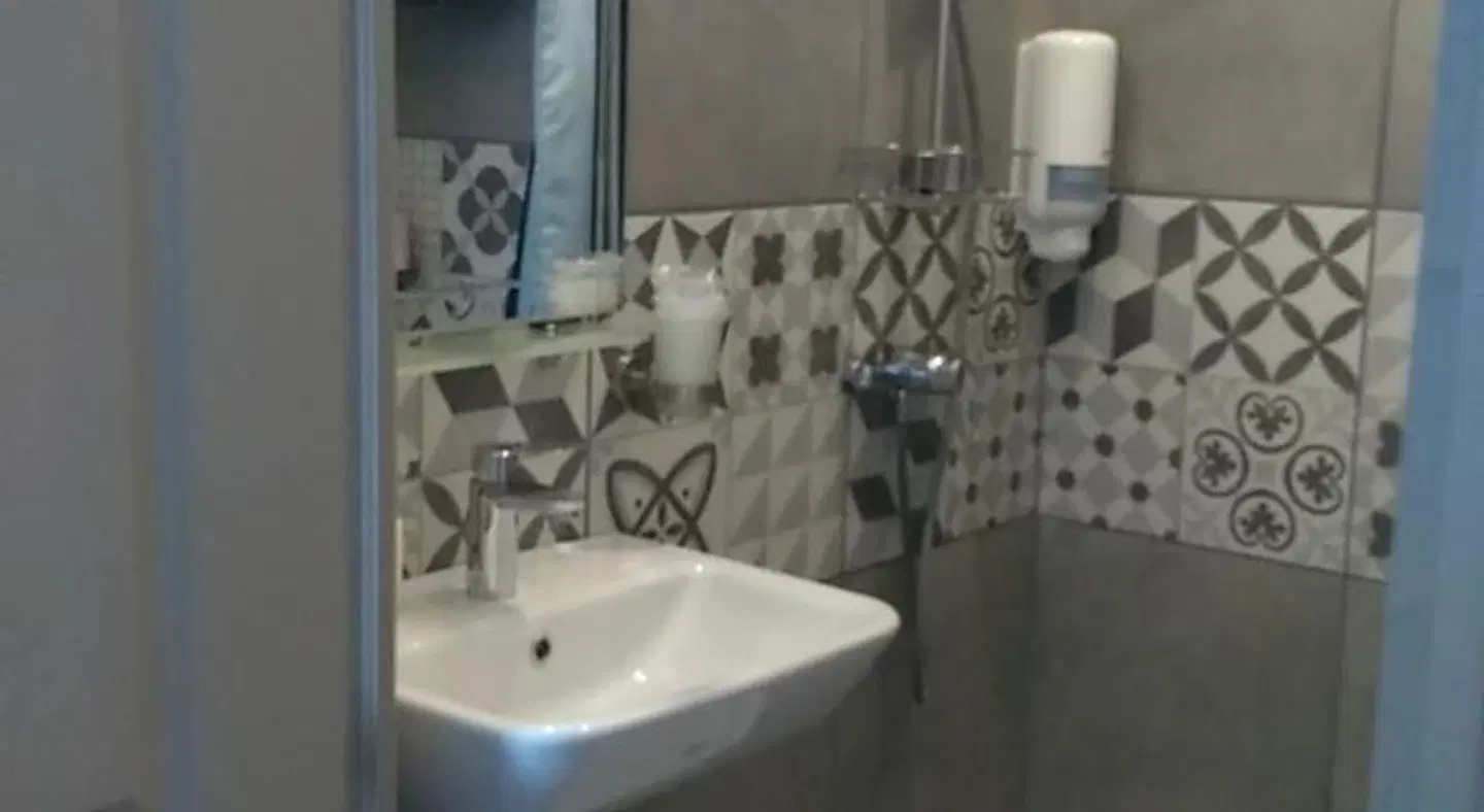 Mauguio Center Hôtel Badezimmer
