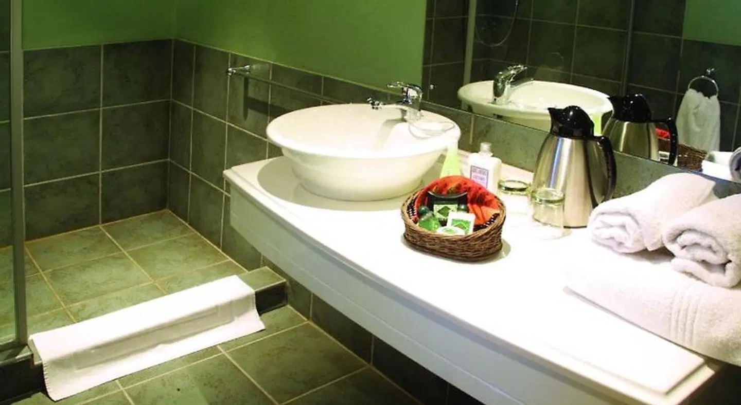 Hotel Numbi & Garden Suites Badezimmer