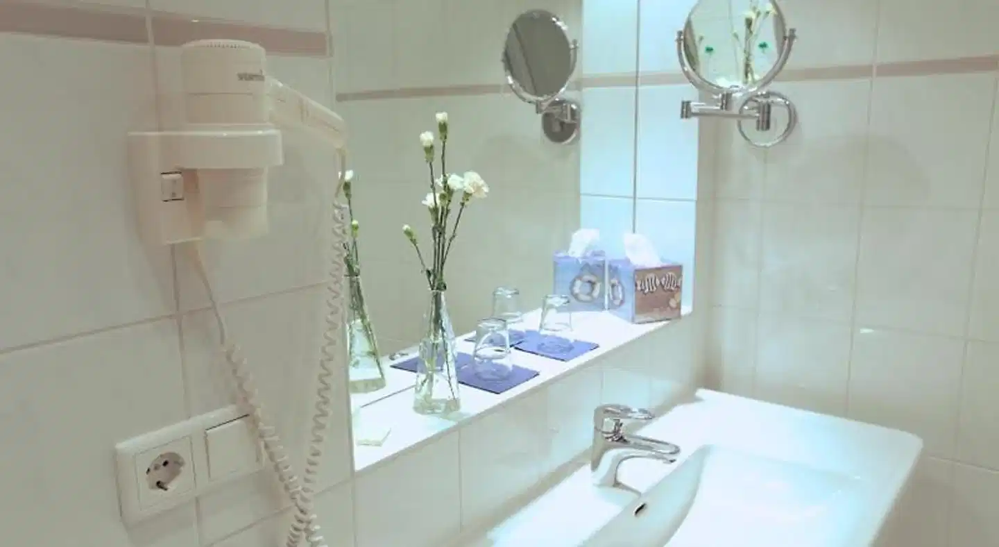 ACQUA Strande Yachthotel & Restaurant Badezimmer